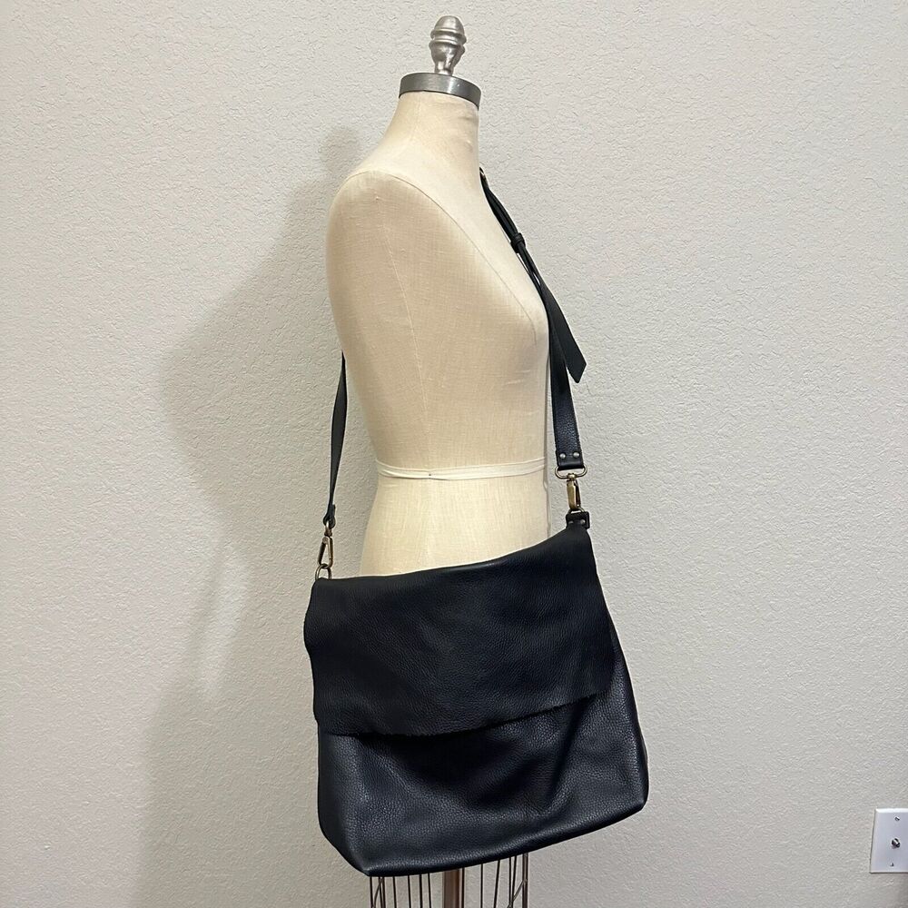11600 LEATHER GOODS Messenger Bag W's Black Pebbled Leather Crossbody Handmade